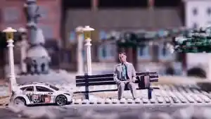 miniatyurnyj-ken-blok-proexal-cherez-sceny-gollivudskix-filmov